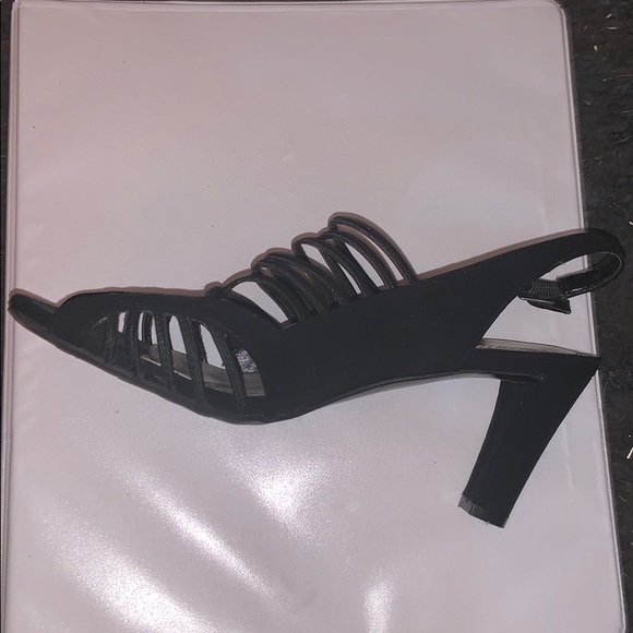 I’m selling this cute pair of strapped black heels - Picture 4 of 4